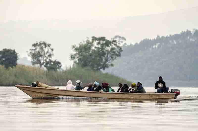 71 - Uganda - lago Bunyonyi - gente trabajando en barca
